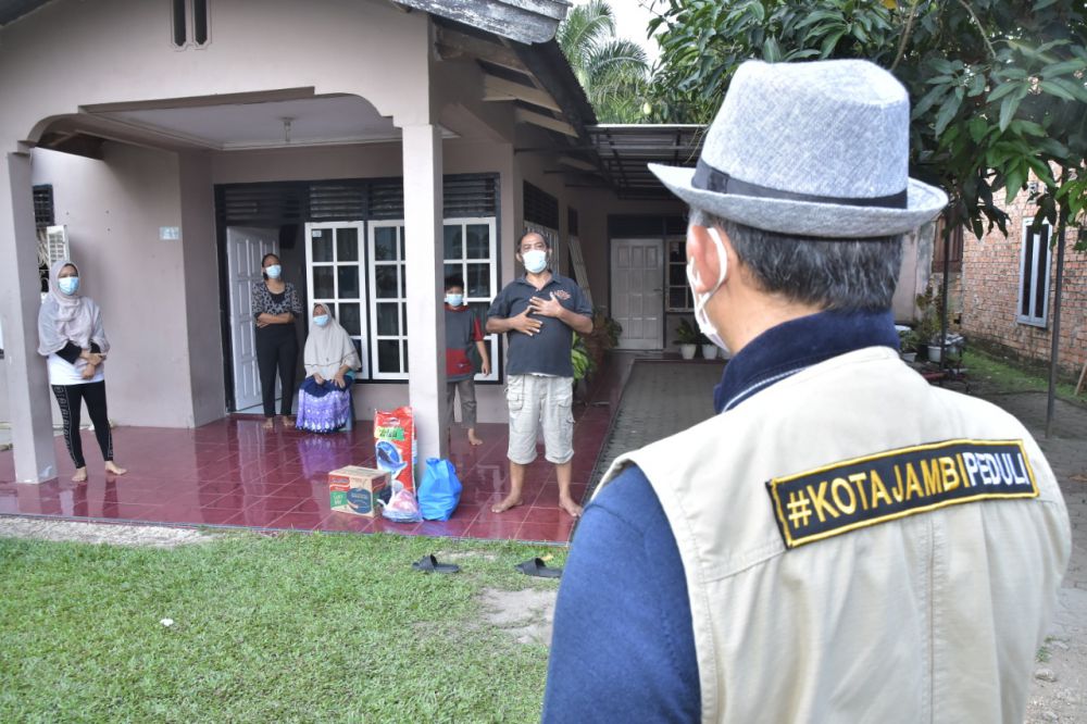 Walikota Jambi Sy Fasha mengunjungi warga yang terpapar Covid-19 di RT 04, Kelurahan Payo Selincah, Kecamatan Paal Merah, Minggu (25/4) kemarin. Fasha berdialog jarak jauh dengan warga tersebut, sekaligus memberikan bantuan sembako