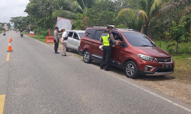 Pemeriksaan di pos Jalan Lintas Sumatera, Desa Sungai Gedang, Kecamatan Singkut, Sarolangun. Meski sudah ada pelarang, masih saja ada yang nekad mudik

 