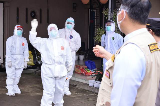 Walikota Jambi bersama para Nakes memantau daerah zona merah di Kota Jambi beberapa waktu lalu. Berbagai upaya dilakukan Kemenkes RI dalam rangka mengantisipasi lonjakan kasus pasca libur panjang.