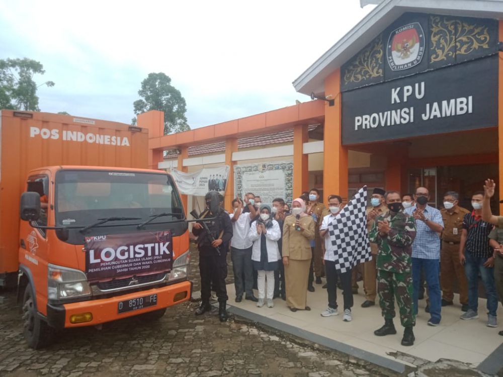 Pj Gubernur Jambi saat melepas Logistik PSU Pilgub Jambi.