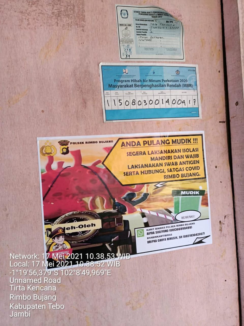 PASANG SITKER: Polsek Rimbo Bujang membuat stiker khusus sebagai tanda bahwa masyarakat harus melaksanakan kewajiban setelah mudik lebaran Idul Fitri 1442 H, di rumah warga.