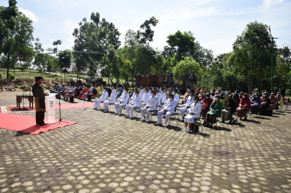 Walikota Jambi Sy Fasha saat melantik para pejabat baru di TPU Pusara Agung yang menjadi tempat pemakaman khusus Covid-19 kemarin (19/5)