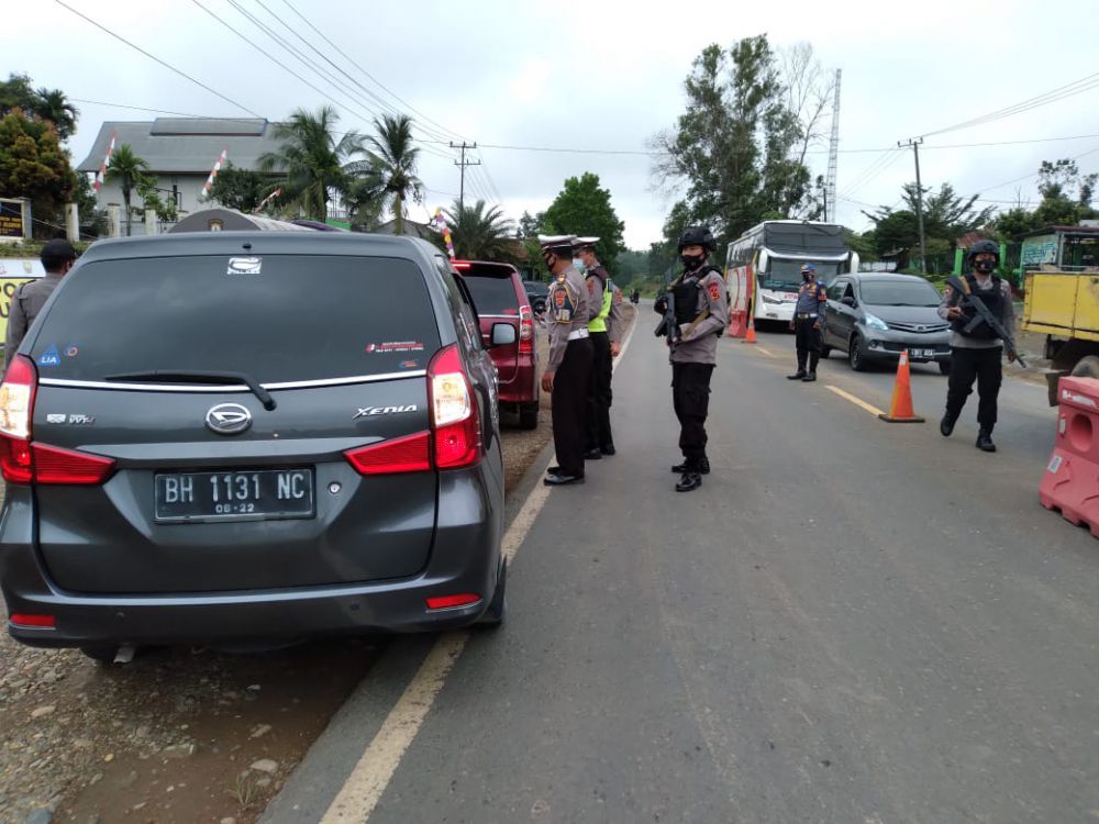 Pemeriksaan kendaraan yang melintas di perbatasan Jambi-Sumbar, tepatnya, di Jalan Lintas Sumatera KM 50 tepatnya di depan kantor Camat Jujuhan, Rabu (19/5).