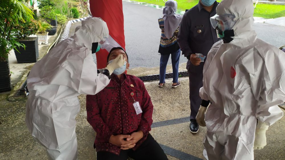 Sekda Kota Jambi Budidaya saat dilakukan rapid antigen, di depan Kantor Wali Kota Jambi, kemarin (27/5).