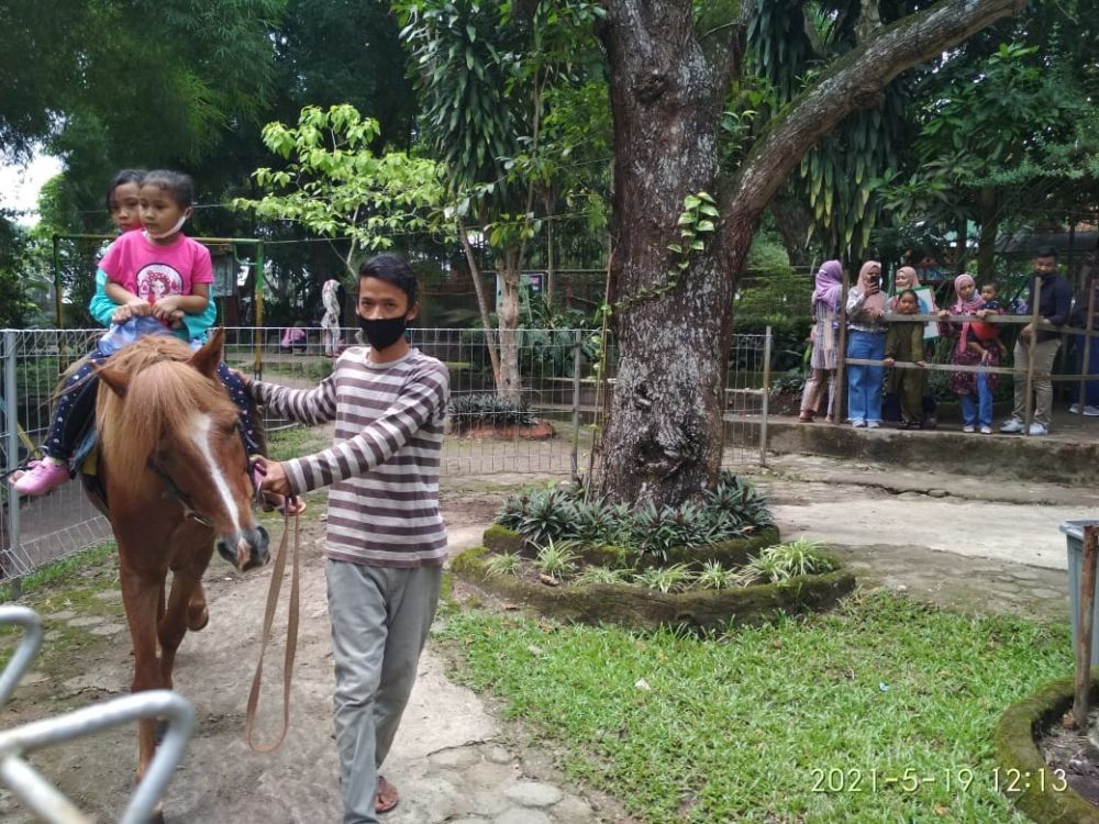 Sarana wisata Danau Sipin saat menanti penunjung. (inzet) Anak-anak tengah menikmati sarana wisata di Taman Rimba Jambi.