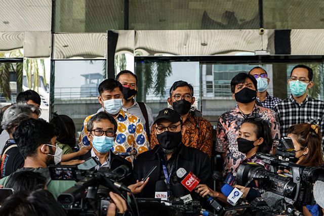 Direktur Pembinaan Jaringan Kerja Antar Komisi dan Instansi di KPK, Sujanarko didampingi Penyidik senior Komisi Pemberantasan Korupsi (KPK) menunjukkan surat pelaporan pada awak media di Kantor Dewan Pengawas (Dewas) KPK, Gedung KPK lama, Kuningan, Jakarta, Senin (17/5/2021).