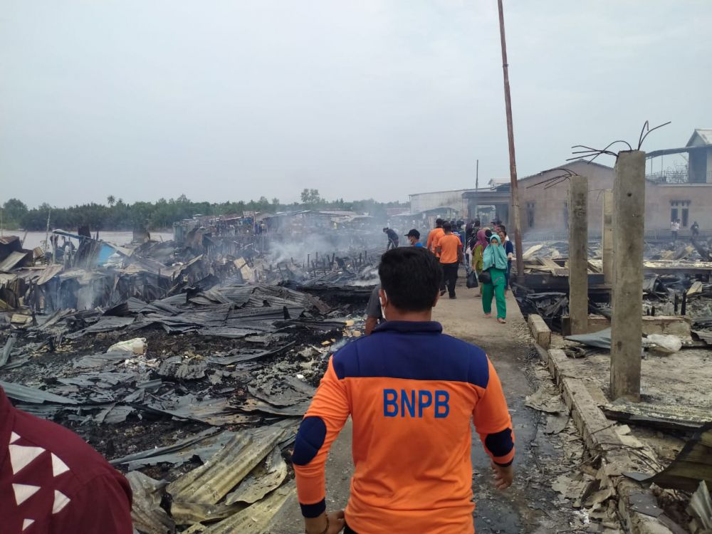 Kebakaran hebat di Kampung Lama Desa Mendahara Tengah, Kecamatan Mendahara Selasa pagi tadi (8/6).