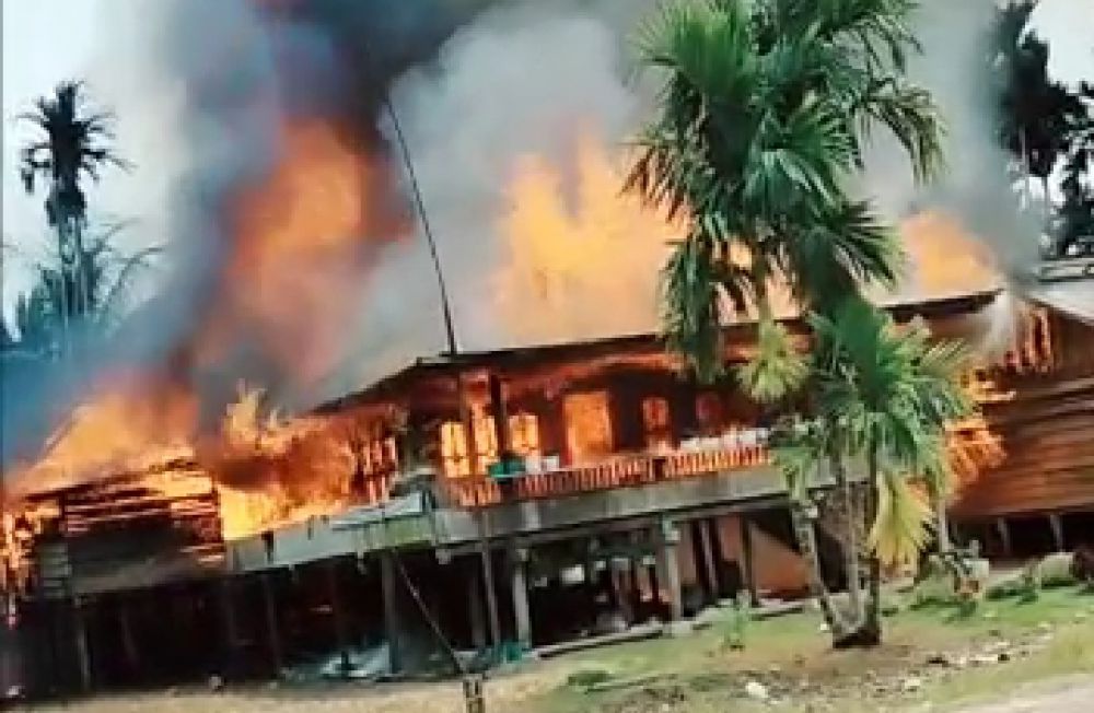 Kebakaran di Dusun Sungai Kapas Desa Labuhan Pering, Kecamatan Sadu, Kamis (10/6) sore.