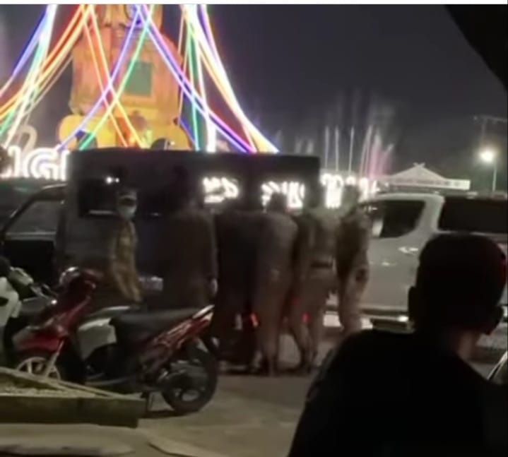 Penertiban protokol kesehatan yang dilakukan Satpol PP Kota Jambi di kawasan tugu keris siginjai Kota Jambi, Rabu (9/6) malam.