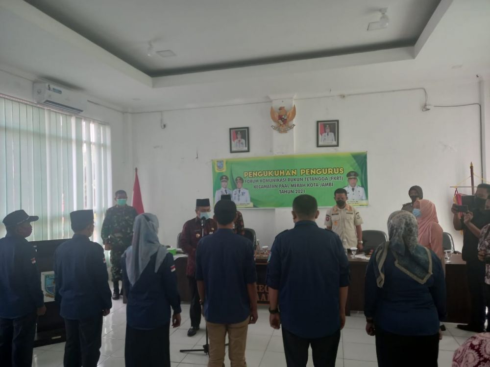 Wakil Walikota Jambi melantik Forum komunikasi RT Kecamatan (17/6) kemarin.