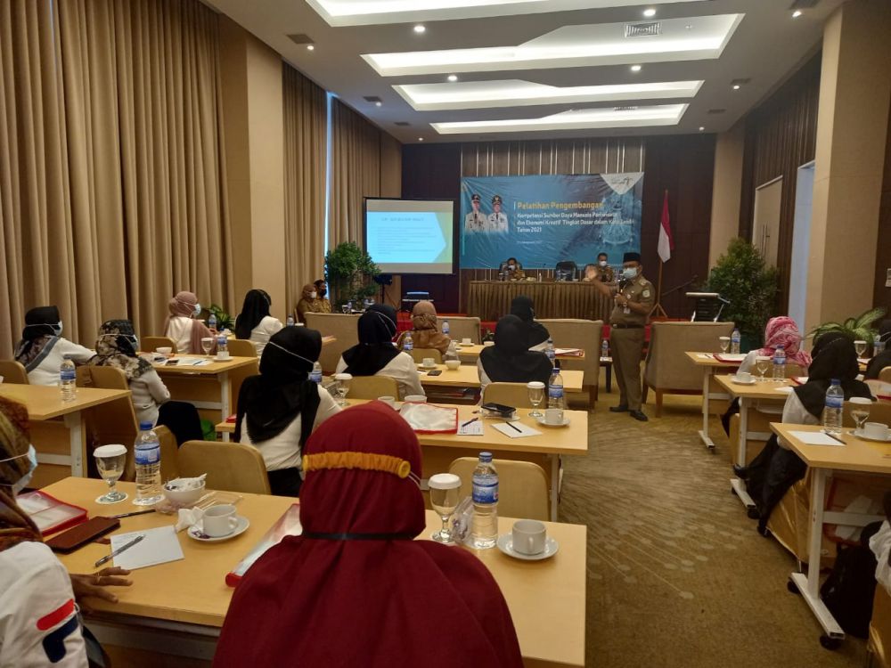 Wawako Mualana saat memaparkan materi pada peserta pelatihan pengembangan kompetensi sumber daya manusia pariwisata dan ekonomi kreatif, kemarin (21/6).