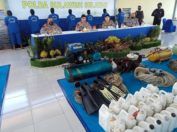 Rilis penangkapan pelaku bom ikan di Ditpolairud Polda Sulsel. 