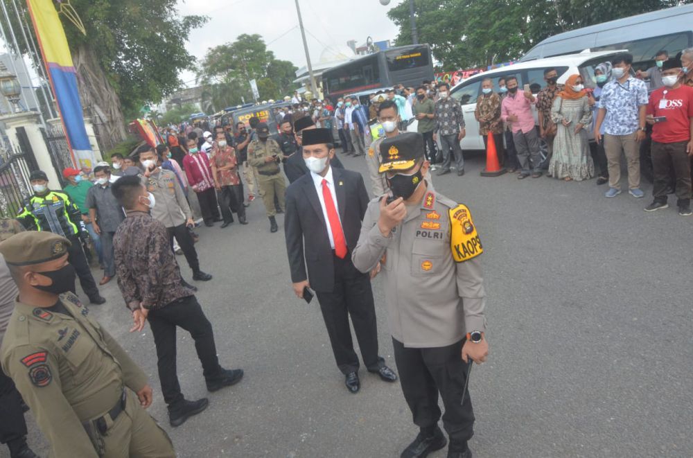 Kapolda Jambi Turun Tangan Bubarkan Kerumunan Massa Pada Pelantikan Walikota Sungai Penuh.