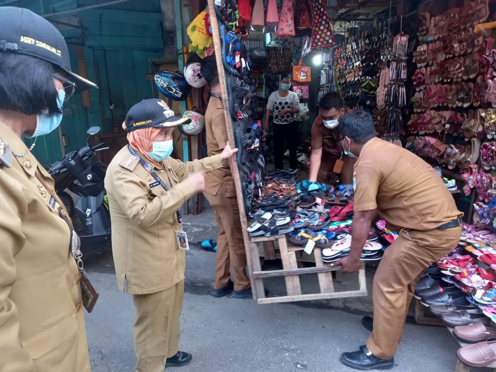 DITERTIBKAN: Tim Kecamatan Pasar Kota Jambi bersama tim Lurah Pasar dan Lurah Orang Kayo Hitam (OKH) melakukan penertiban kawasan pasar (19/6) kemarin. 