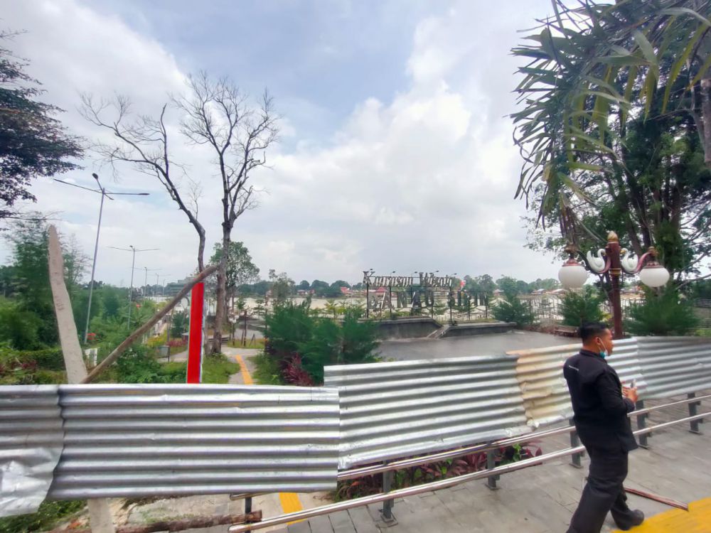 Terlihat kawasan jembatan pedestrian Danau Sipin yang diserahkan Kementerian PUPR ke Pemprov Jambi terlihat sepi karena belum dibuka.