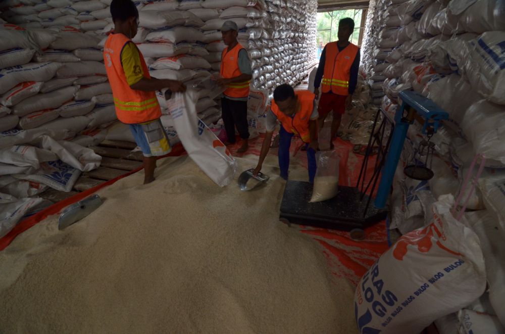 AMAN: Petugas Bulog Kanwil Jambi mengemas beras sebelum dijual ke masyarakat.

