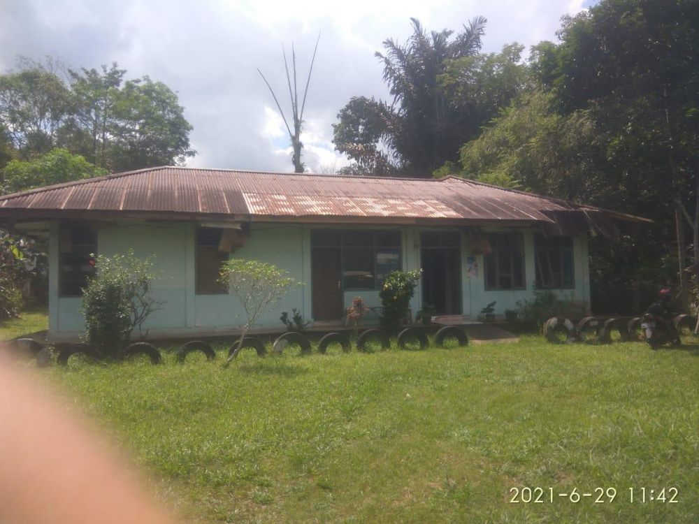 Kondisi gedung Pustu di Desa Awin Jaya, Kecamatan Sekernan, Kabupaten Muaro Jambi, tak terawat.
