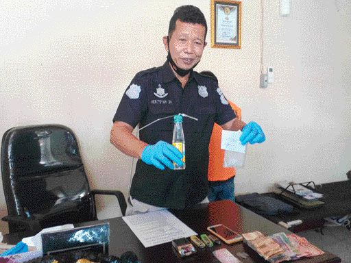 Kasat Res Narkoba Polres Pariaman AKP Herit Syah melihatkan barang bukti hasil pengungkapan kasus narkoba beserta pelaku AN di Pariaman Tengah.