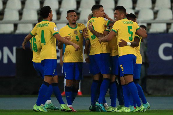 Pemain Brasil merayakan gol mereka.