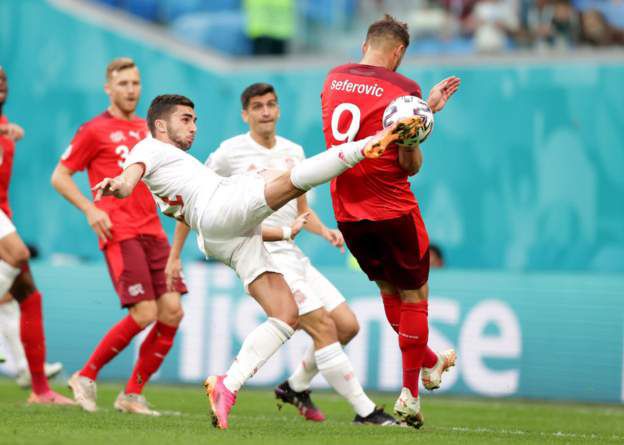 Laga Spanyol kontra Swiss di Saint Petersburg.