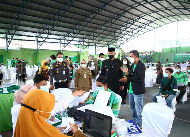VAKSINASI : Walikota Jambi Sy Fasha meninjau langsung proses vaksinasi terhap driver online di Kota Jambi, kemarin (6/7).