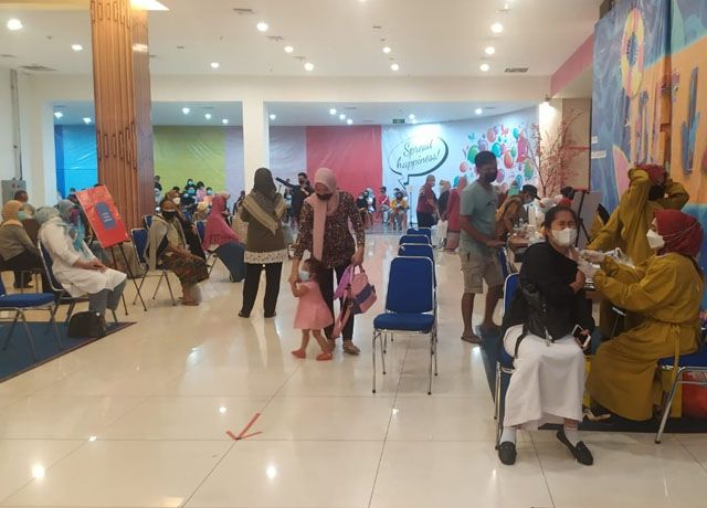 VAKSIN: Warga Kota Jambi mengantre untuk dilakukan vaksin di Lippo Mall (8/7) kemarin.