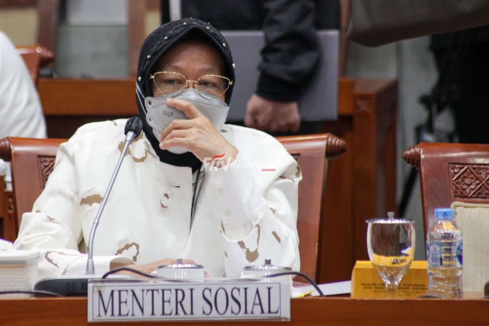 Menteri Sosial Tri Rismaharini mengikuti rapat kerja dengan Komisi VIII DPR di Kompleks Parlemen, Senayan, Jakarta, Kamis (3/6). 