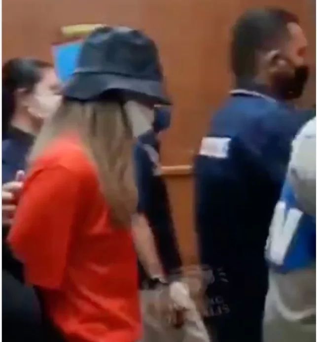 Nia Ramadhani pakai baju tahanan. 