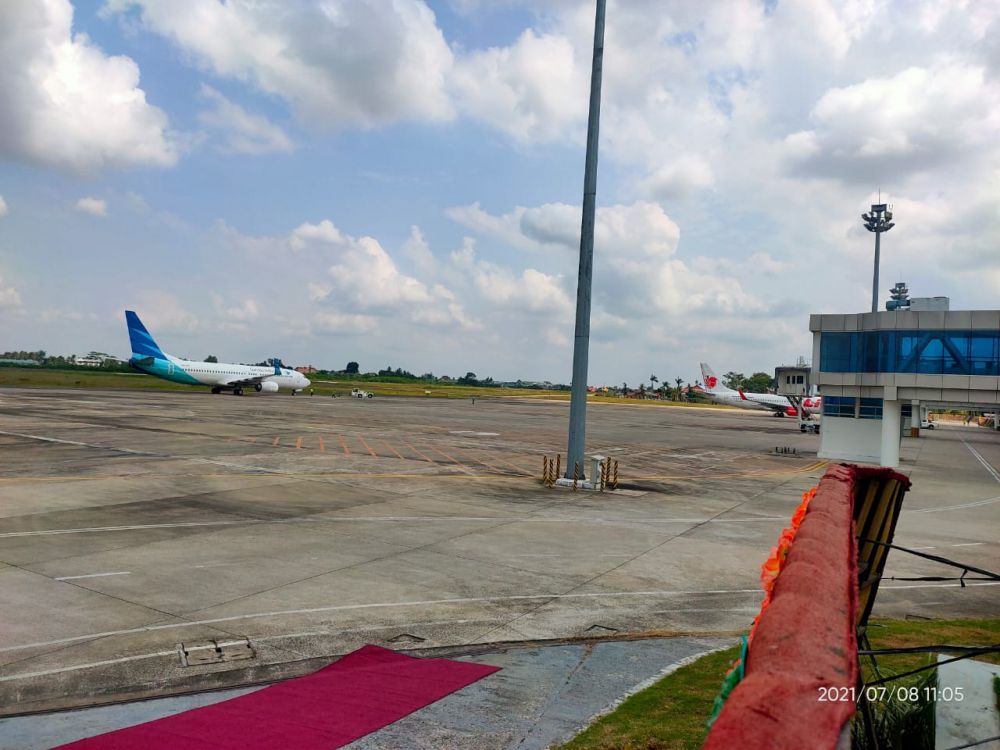Situasi di parkiran bandara terlihat sepi karena bandara mengurangi jam operasional hanya 5 jam, 2 kali penerbangan.  