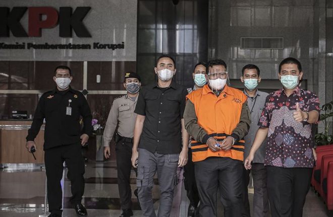 Walikota Tanjungbalai,Sumatera Utara, Syahrial menggunakan rompi oren saat berjalan di lobi Gedung KPK, Sabtu (24/04). KPK menahan walkot Tanjungbalai, Sumut, M Syahrial karna diduga sebagai tersangka kasus dugaan suap ke Penyidik KPK dari Polri, AKP Stepanus Robin Pattuju. KPK mengungkap Robin menerima uang Rp 1,5 miliar dari Syahrial agar penyelidikan dugaan kasus korupsi di Pemkot Tanjungbalai dihentikan.