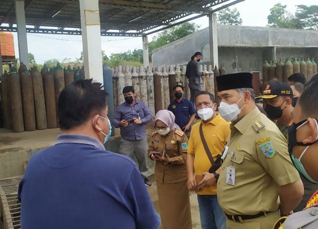 TINJAU OKSIGEN: Walikota Jambi beserta unsur Forkompinda Kota Jambi meninjau agen-agen oksigen di Kota Jambi, (13/7) kemarin.