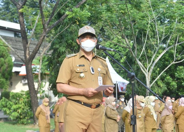 APEL: Walikota Jambi memimpin apel di lapangan utama kantor Walikota.
