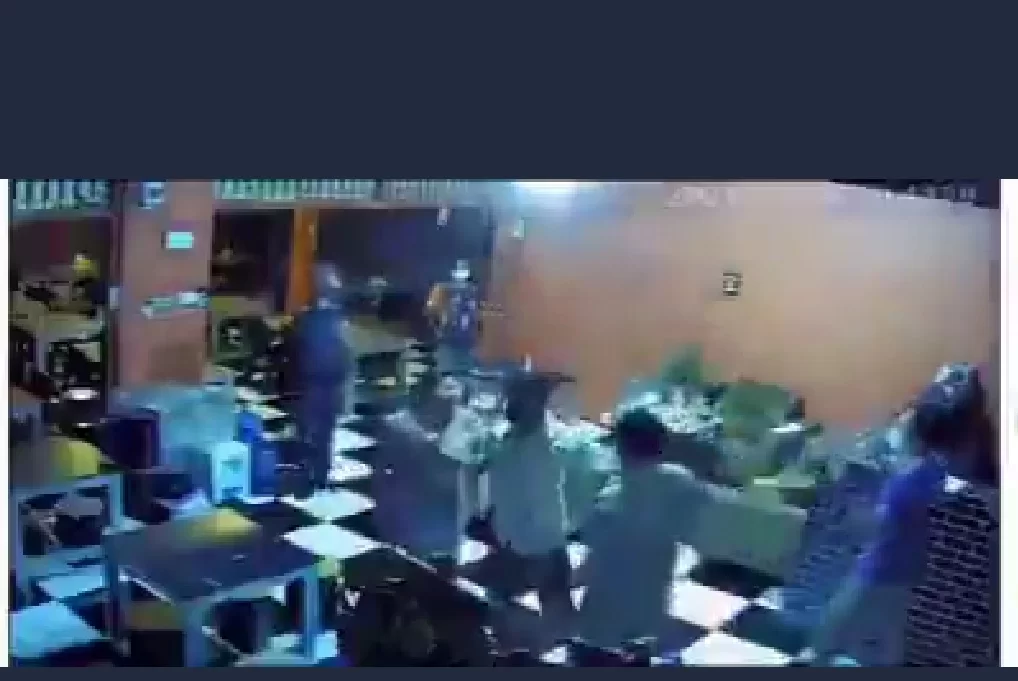 Tangkapan layar video Oknum Satpol PP pukul suami Istri di Gowa
