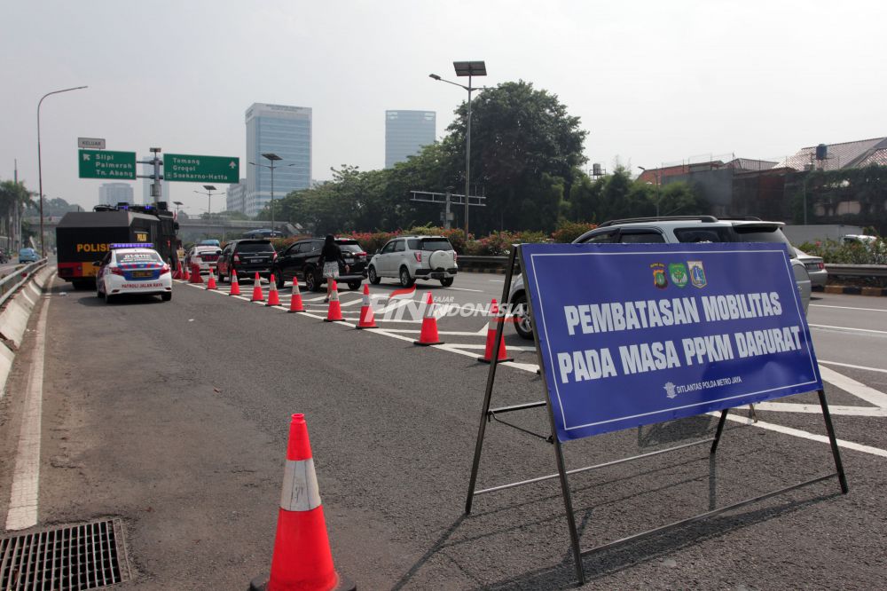 Polisi melakukan penutupan di sejumlah pintu exit tol dalam kota, Semanggi, Jakarta (5/07). penutupan bertujuan dalam rangka pembatasan dan pengendalian mobilitas masyarakat selama PPKM Darurat.