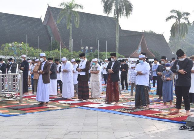 TERAPKAN PROKES : Pemerintah Kota Jambi menggelar shalat Idul Adha 1442 H, dilapangan kantor wali Kota Jambi, kemarin (20/7).