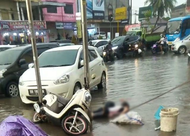 TEWAS : Warga berusaha mengevakuasi jasad korban saat tersentrum listrik dari tiang plang ATM milik Bank Mandiri.
Petugas PLN melakukan pengecekan di lokasi kejadian