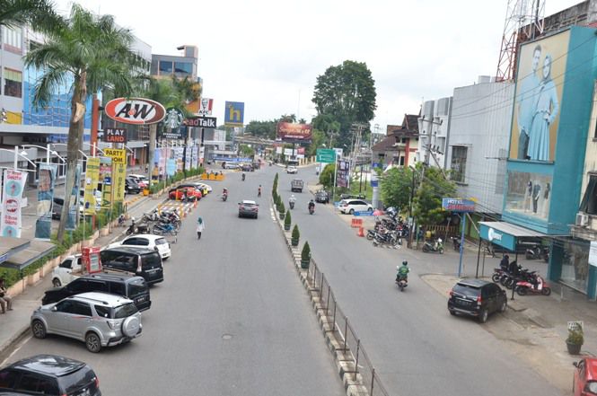 Suasana pusat Kota Jambi. Pelaku non esensial yang jualan baju, perhiasan, handphone, elektronik semua akan ditutup. Waktunya nanti disepakati Forkompimda Provinsi dan Kota. Estimasinya sekitar tanggal 18 Agustus 2021

