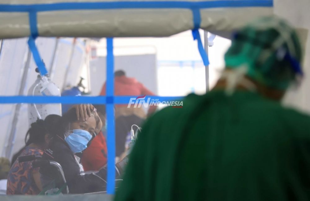 Petugas medis melakukan pemeriksaan terhadap pasien COVID-19 di selasar Ruang IGD RSUD Cengkareng, Jakarta, Jumat (25/6). Membeludaknya kasus COVID-19 di ibu kota dalam beberapa hari terakhir mengakibatkan penuhnya pelayanan kamar perawatan di rumah sakit tersebut sehingga sebagian pasien COVID-19 terpaksa antre untuk mendapatkan tempat perawatan.