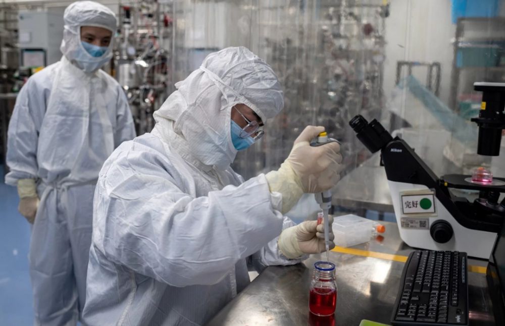 Petugas laboratorium mengambil sempel pada vaksin eksperimental untuk Covid-19 di dalam laboratorium Ruang Budaya Sel yang difasilitas Biotech Sinovac di Kota Beijing, Cina. Setelah Wuhan, Hubei, Kota Beijig kembali digegerkan dengan merembetnya Virus Corona. 