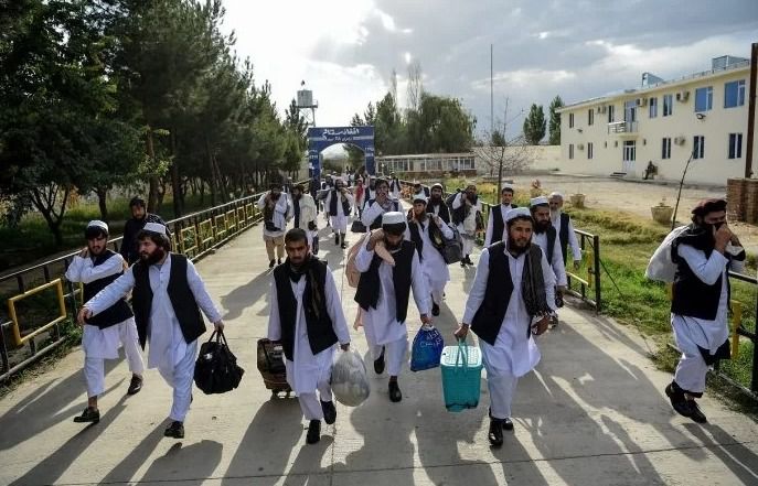 Tahanan Taliban berjalan kaki usai dibebaskan dari penjara Pul-e-Charkhi, di pinggiran Kabul kemarin. Presiden Afghanistan Ashraf Ghani memerintahkan pembebasan 500 tahanan Taliban sebagai bagian dari gencatan senjata baru yang bisa mengarah pada pembicaraan damai yang tertunda lama.