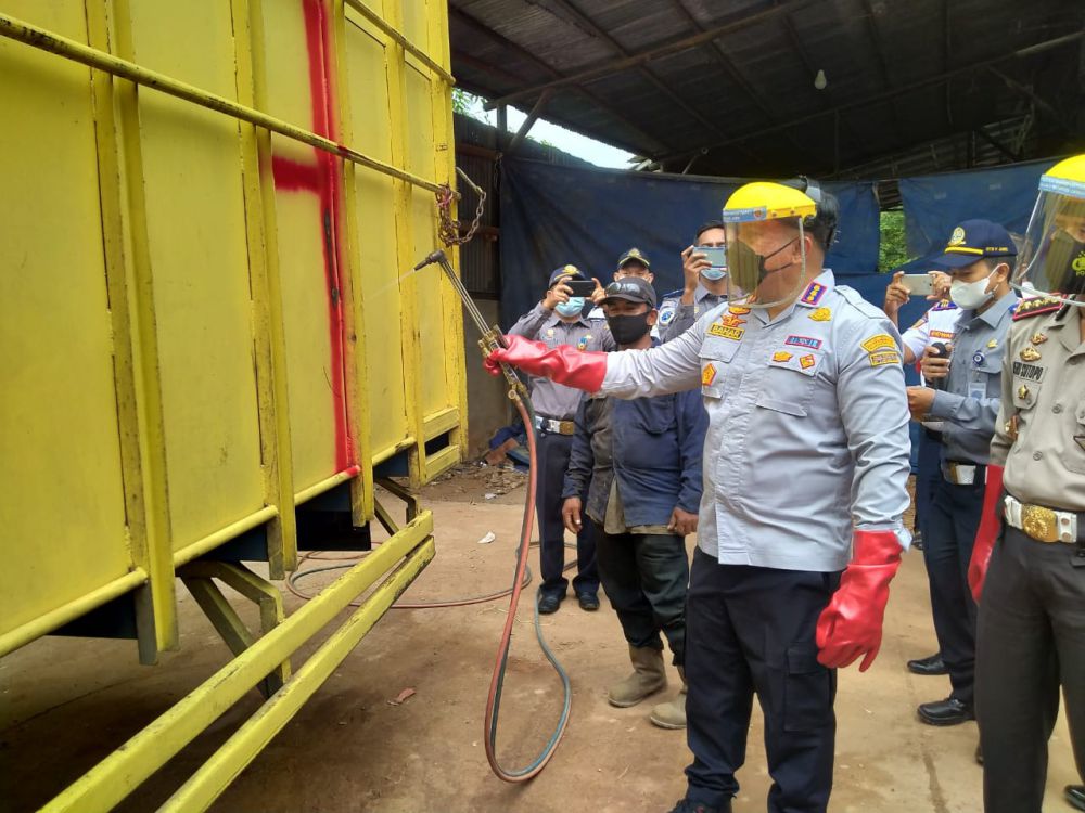 DIPOTONG: BPTD Wilayah V Jambi melakukan pemotongan body kendaraan yang melebihi ukuran (Dimensi) pada (18/8). 