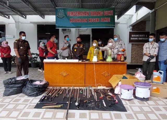 PEMUSNAHAN : Ratusan barang bukti kejahatan yang telah berkekuatan hukum tetap dimusnahkan oleh Kejari Jambi