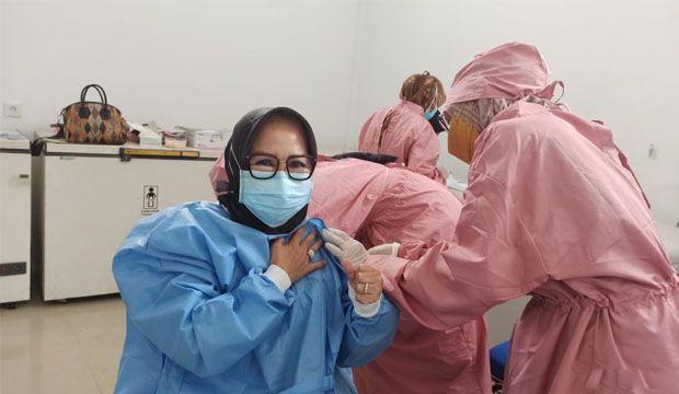 DIVAKSIN: Kepala Dinas Kesehatan Kota Jambi disuntik vaksin dosis ke tiga.