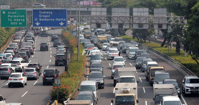 Sejumlah kendaraan terjebak macet akibat penyekatan penutupan exit pintu tol dalam kota, Semanggi, Jakarta (5/07).