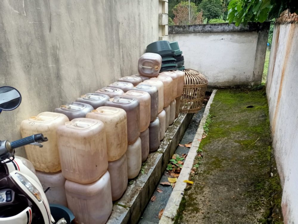 Petugas dari Polsek Sungai Penuh saat menemukan puluhan derigen tuak yang siap diedarkan