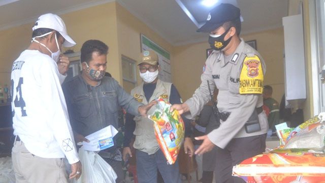 Penyerahan Sembako bagi warga terdampak PPKM di Kota Jambi Minggu (22/8). 