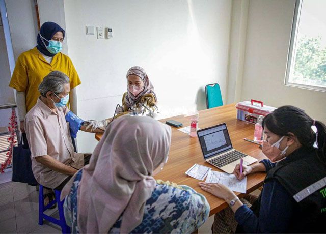 Vaksinator menyuntikan vaksin Covid-19 dari Pfizer kepada warga di Puskesmas Lebak Bulus, Jakarta, Senin (23/08). Sebanyak 1.560.780 juta dosis vaksin Pfizer tiba di Indonesia pada Kamis (19/8) melalui skema pembelian langsung. Pemerintah memprioritaskan distribusi vaksin virus corona (Covid-19) jenis Pfizer dengan merek Comirnaty menuju di Jabodetabek. Dosis vaksin Pfizer akan diutamakan untuk warga yang belum pernah menerima suntikan vaksin.