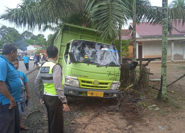 LAKA LANTAS : Polisi melakukan olah TKP usai truk Dutro menabrak seorang guru pesantren hingga mengakibatkan korban tewas