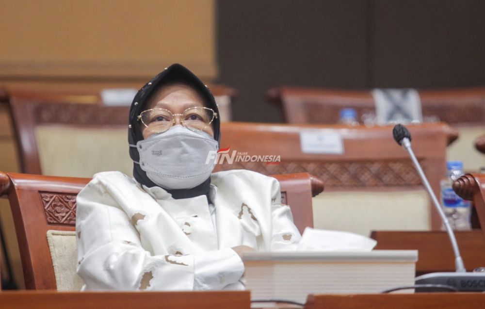 Menteri Sosial Tri Rismaharini mengikuti rapat kerja dengan Komisi VIII DPR di Kompleks Parlemen. 