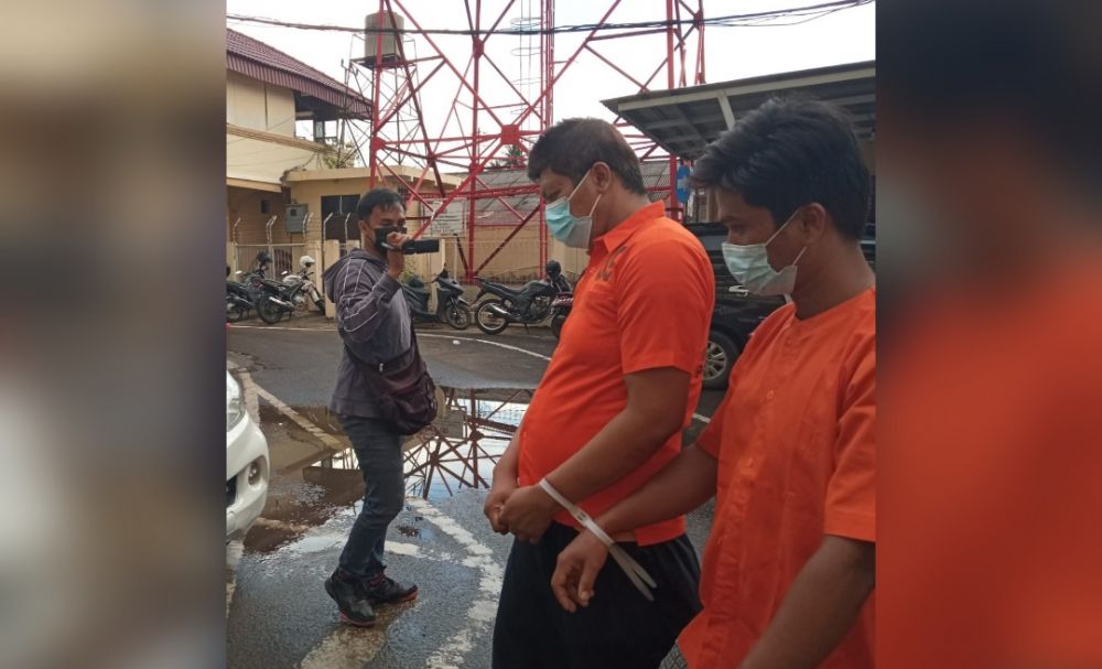 Pelaku beserta barang bukti yang berhasil diamankan oleh polisi saat penangkapan pelaku penyalahguna narkoba jenis sabu.